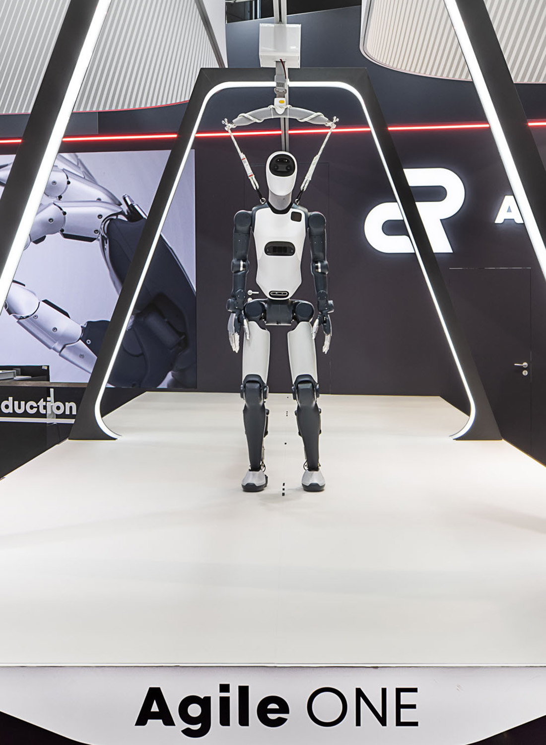 Humanoider Roboter Agile ONE auf einem erhöhten Demonstrations-Laufsteg des Messestands auf der Hannover Messe, inszeniert mit markanter Portalarchitektur, integrierter LED-Beleuchtung und moderner Standgestaltung für innovative Robotik- und Automatisierungstechnologien.