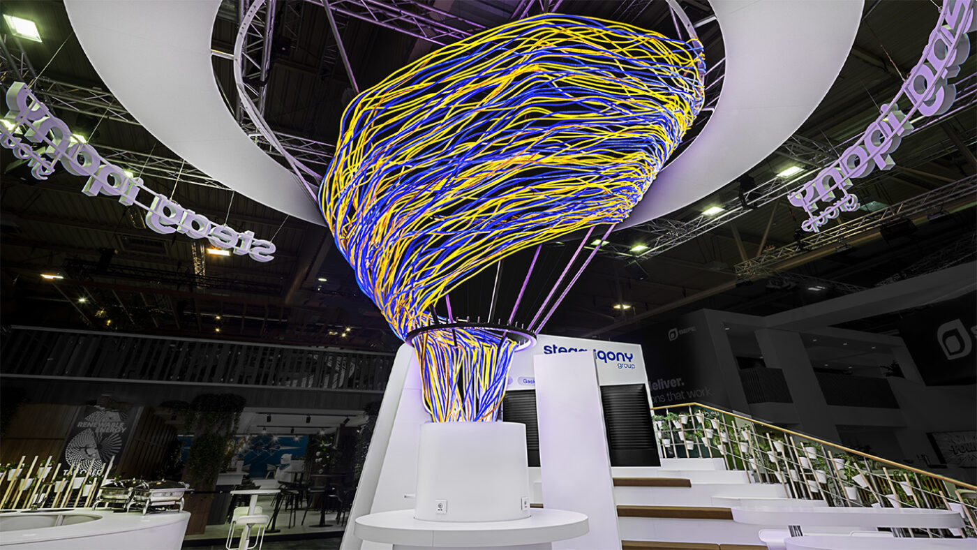 A close-up of the spectacular light installation at the STEAG Iqony Group’s booth at E-world. The organically shaped, floating sculpture visualizes energy flows, interconnectedness, and transformation, and serves as the defining architectural highlight of the entire trade show presentation.