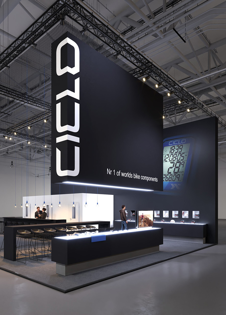 Fotorealistische Visualisierung des Messestands von Ciclo Sport e-Bike Components auf der Eurobike in Frankfurt mit markanten schwarzen Deckenwürfeln, beleuchteten Produktpräsentern, weißem Kabinenblock und hochwertiger Produktinszenierung.