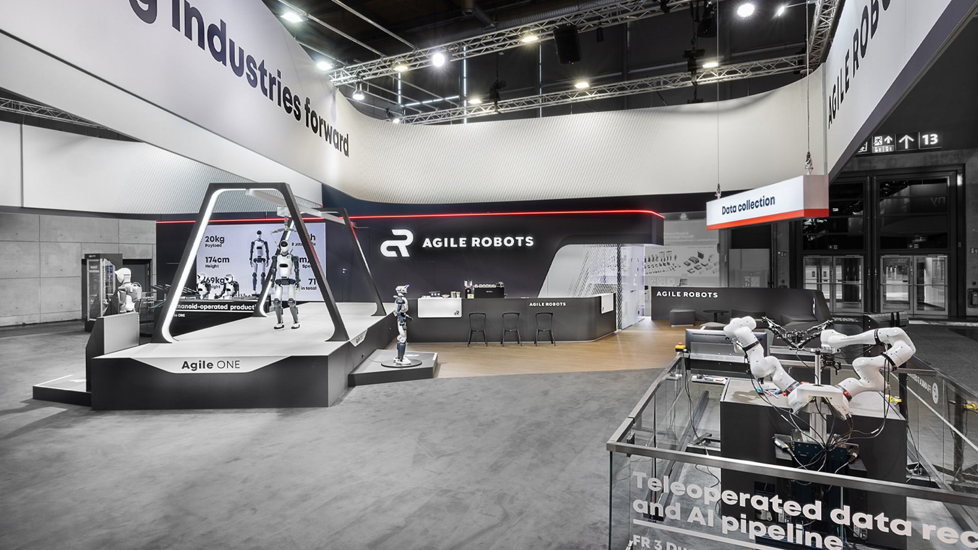 Moderner Messestand von Agile Robots auf der Hannover Messe (HMI). Der markante Deckenbanner schafft eine hohe Fernwirkung, während offene Präsentationsflächen, Live-Demonstrationen und eine reduzierte Formensprache den Fokus auf intelligente Robotik- und Automatisierungstechnologien legen.