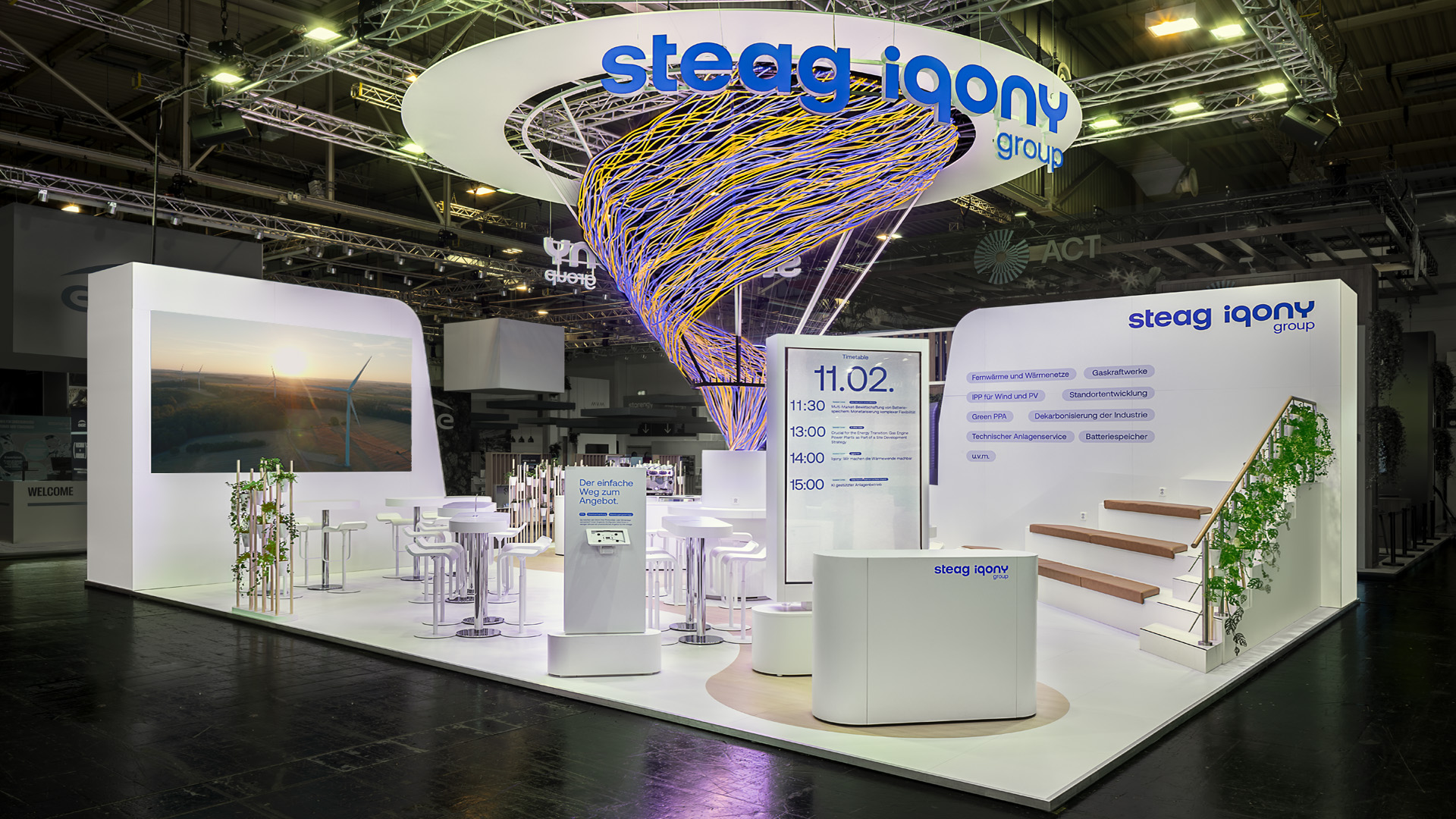 Messestand für die STEAG Iqony Group auf der E-world mit einer spektakulären, skulpturalen Lichtinstallation als zentralem Blickfang. Klare Architektur, offene Kommunikationsbereiche und eine reduzierte Formensprache schaffen einen hochwertigen Markenauftritt, der Innovation, Nachhaltigkeit und technische Kompetenz eindrucksvoll in Szene setzt.