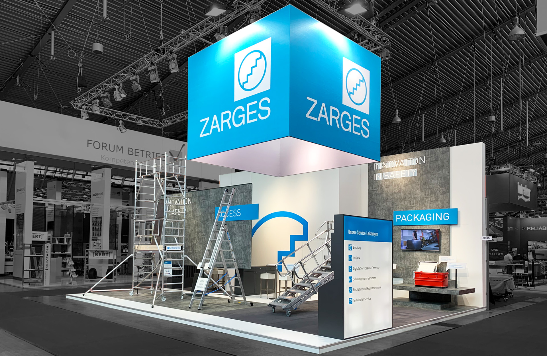 Messestand von ZARGES auf der LogiMAT in Stuttgart mit markantem, hinterleuchtetem Logokubus, großformatigen Aluminium-Leitern und Arbeitsplattformen als Exponate sowie einer offenen Standarchitektur für Produktpräsentation, Beratung und Live-Demonstrationen.