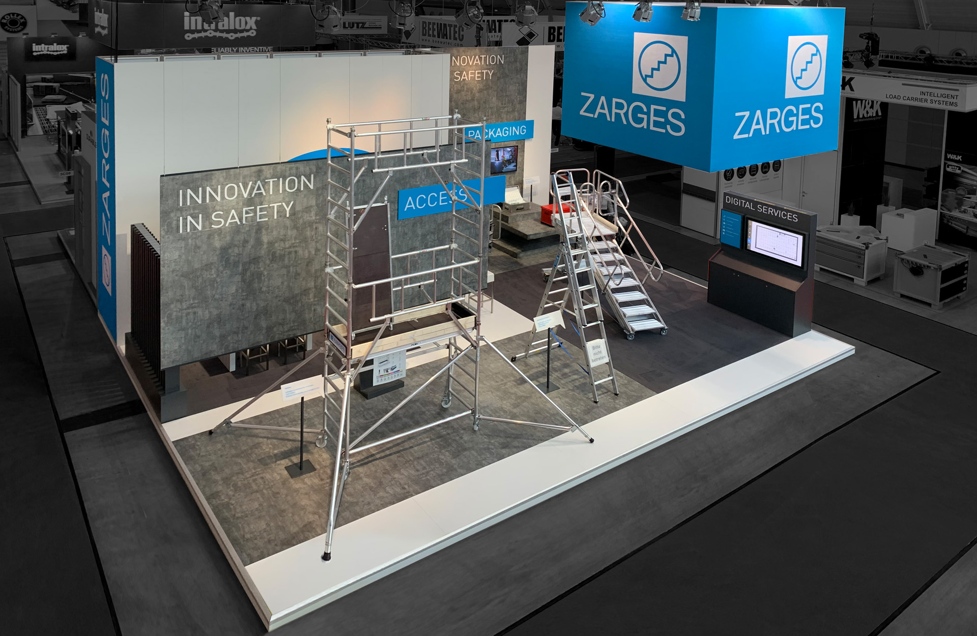Messestand für ZARGES auf der LogiMAT in Stuttgart mit großformatiger Produktpräsentation für Gerüste, Leitern und Zugangslösungen. Der weithin sichtbare, hinterleuchtete Logokubus schafft hohe Fernwirkung, während die offene Standarchitektur mit Aktionsfläche, digitalen Servicebereichen und ruhigen Besprechungszonen optimale Voraussetzungen für Beratung und Produktvorführungen bietet. Das modulare Konzept ist flexibel auf unterschiedliche Messeflächen anpassbar.