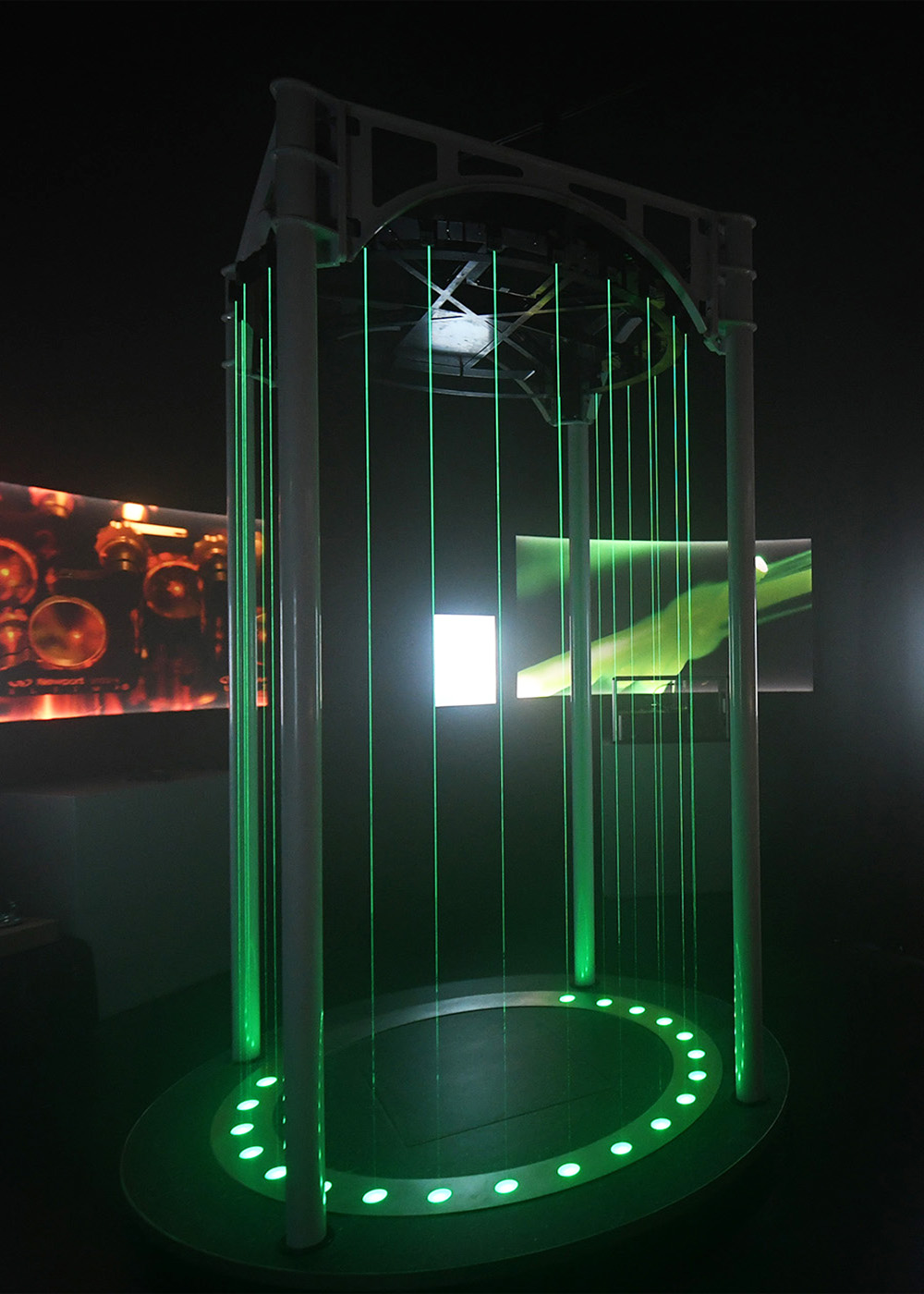nteraktive Laser-Harfe in der Sonderausstellung „Laser Licht Leben“ im ESO Planetarium Garching – begehbare Installation mit grünen Laserstrahlen, Lichtinszenierung und multimedialer Vermittlung moderner Lasertechnologie.