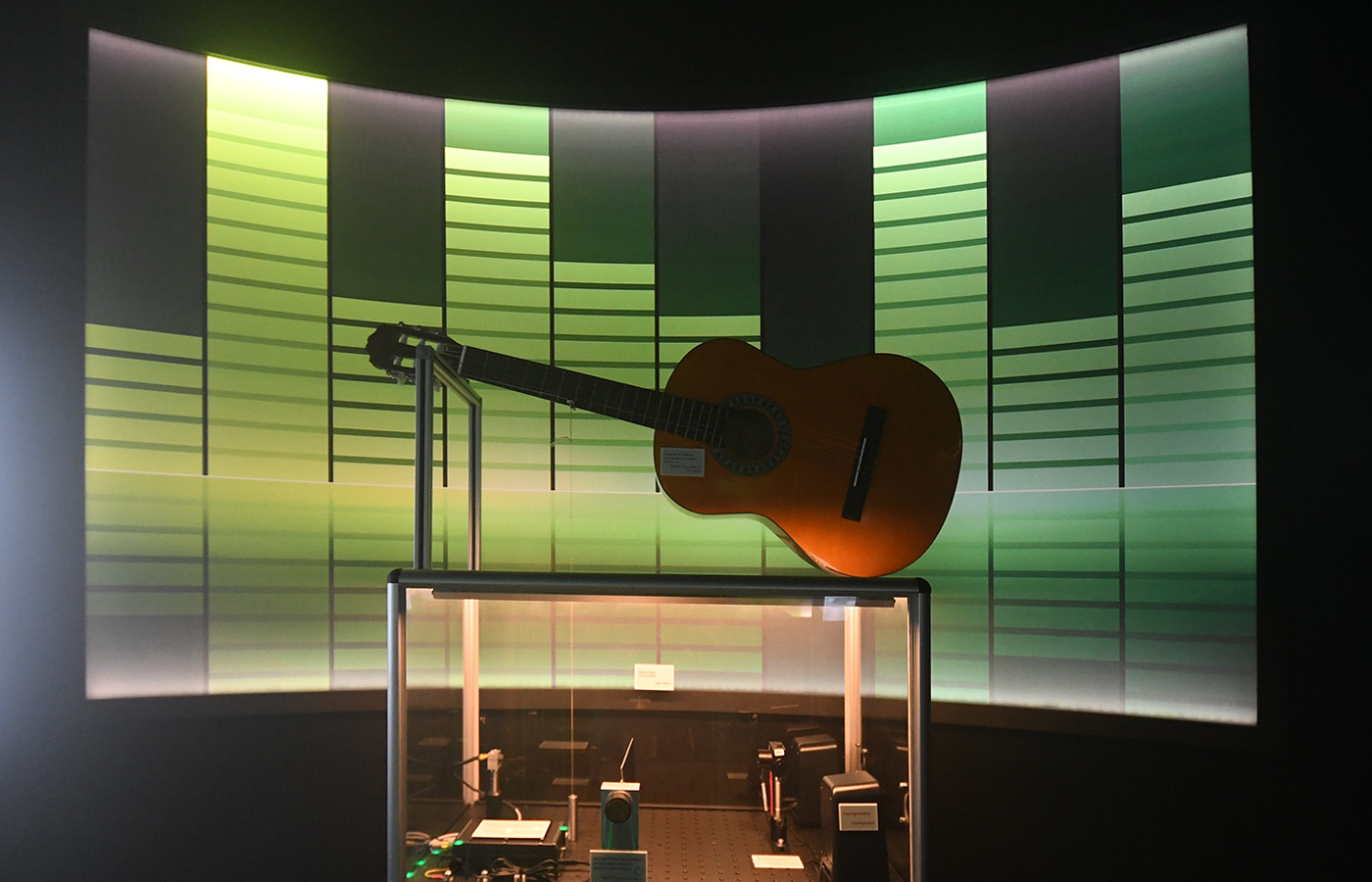 Interaktive Laser-Ausstellung „Laser Licht Leben“ im ESO Planetarium Garching mit Gitarren-Exponat, multimedialer Präsentation und anschaulicher Demonstration der Anwendung von Lasertechnologie in Musik, Wissenschaft und Alltag.