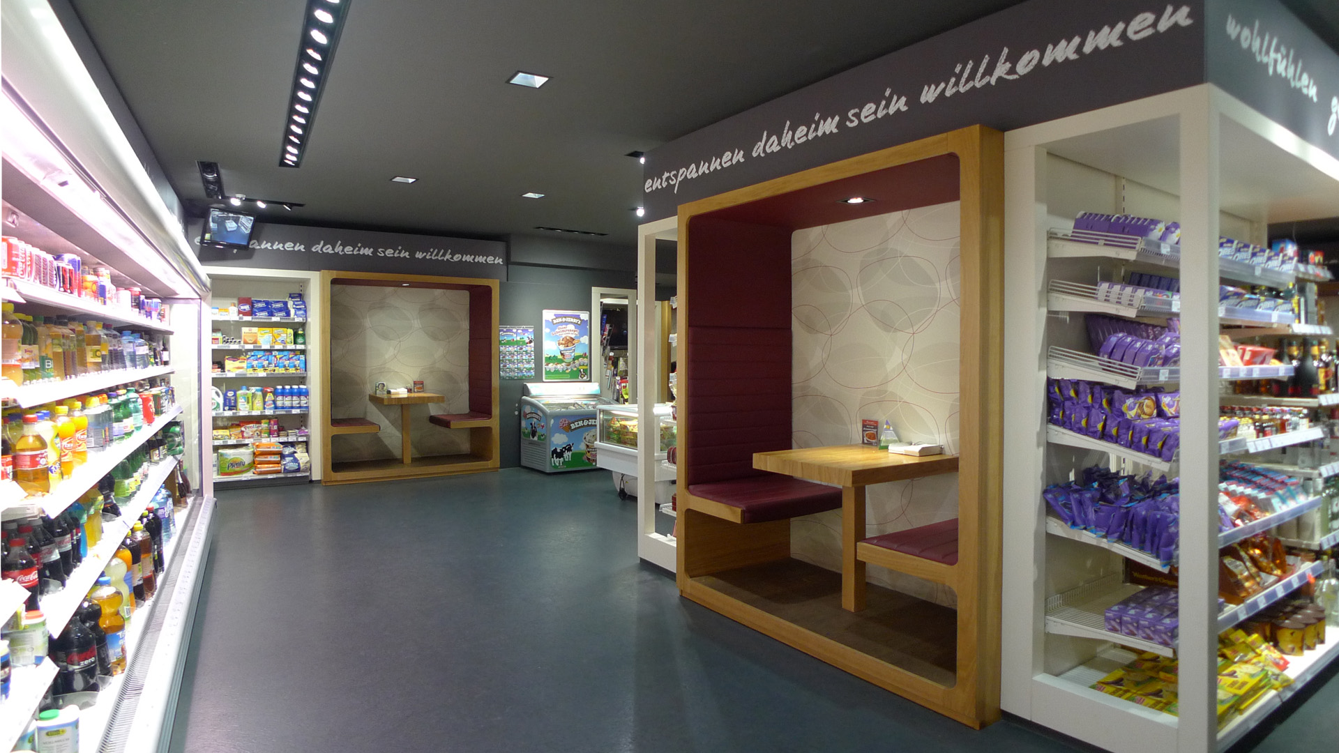 Innenraum von Kramer's in Salzburg und Innsbruck mit integrierten Sitznischen, Cafébereich und Convenience Store.
