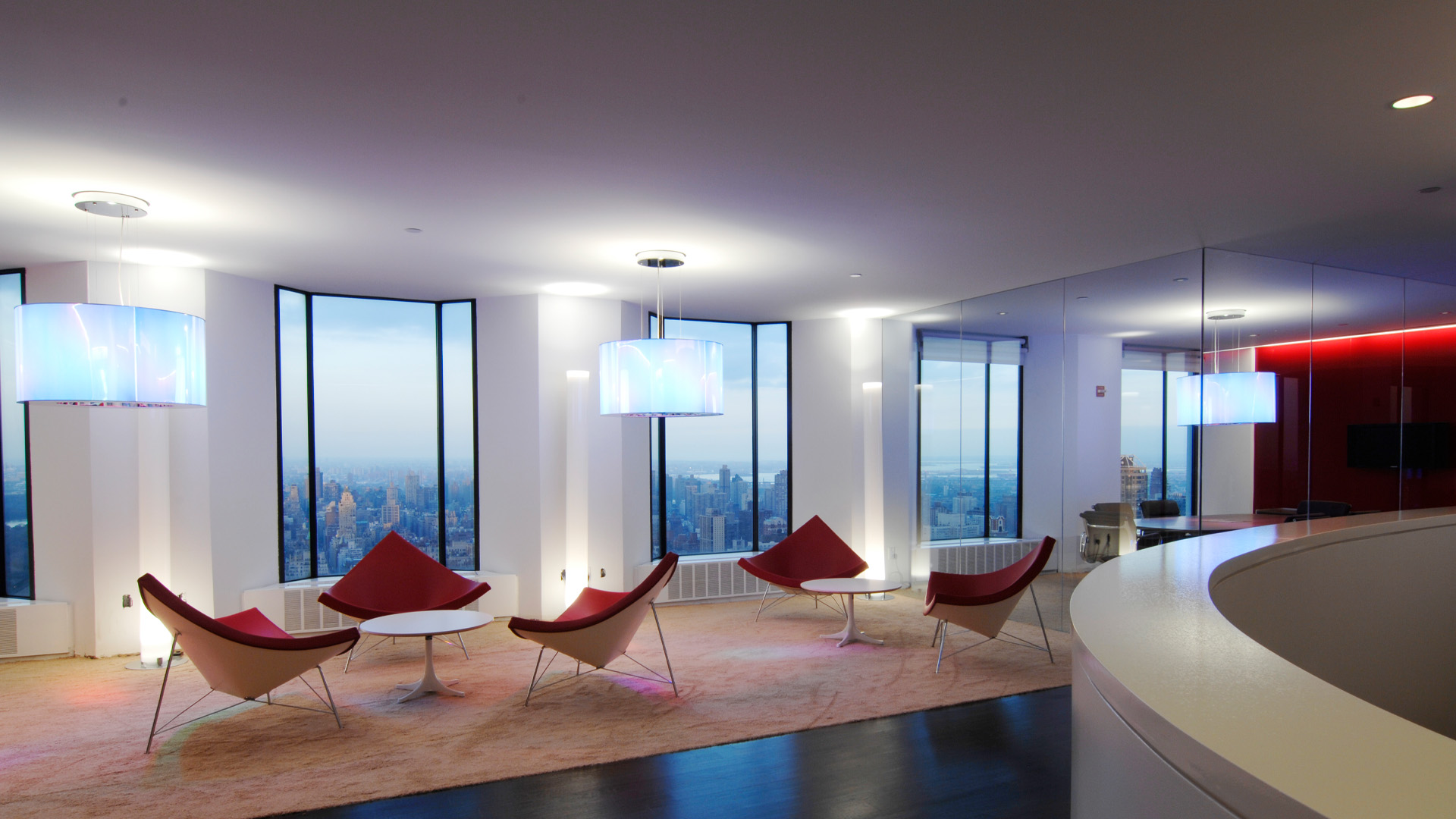 Moderne Büroetage im General Motors Building in New York mit repräsentativem Empfangsbereich, Design-Lounge, bodentiefen Fensterfronten und Panoramablick über Manhattan.