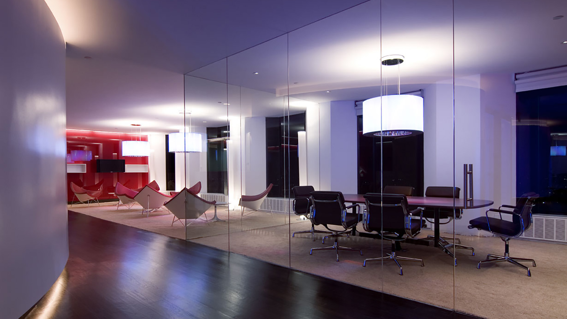 Moderner Konferenzraum mit verglasten Besprechungsräumen, Design-Lounge und hochwertiger Büroarchitektur in einer exklusiven Büroetage in New York.