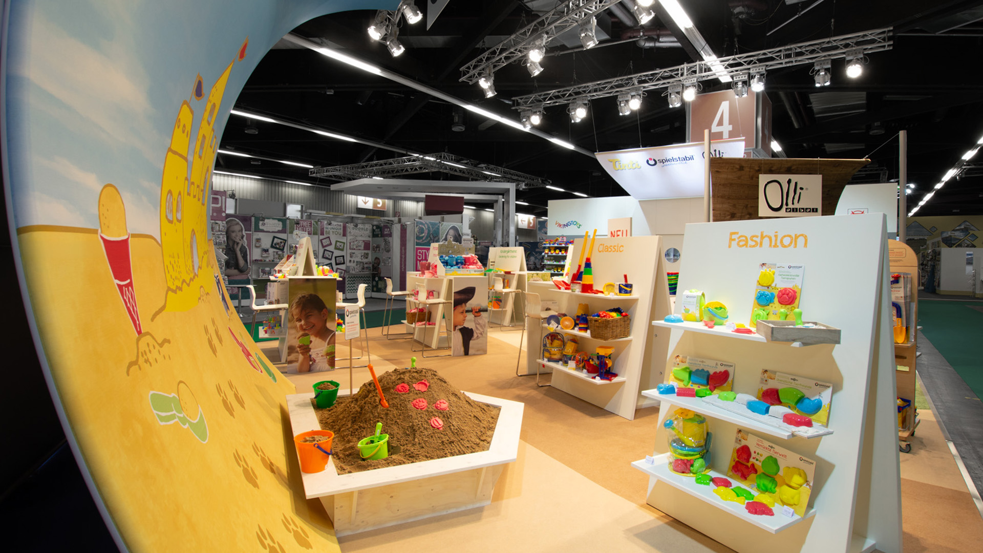The Spielstabil brand’s interactive area at the joint booth of Tinti, Spielstabil, and Olli Olbot at the Nuremberg Toy Fair. A large-scale sandcastle backdrop, interactive play areas, and open product displays invite visitors to try out the products and bring the brand’s world to life.