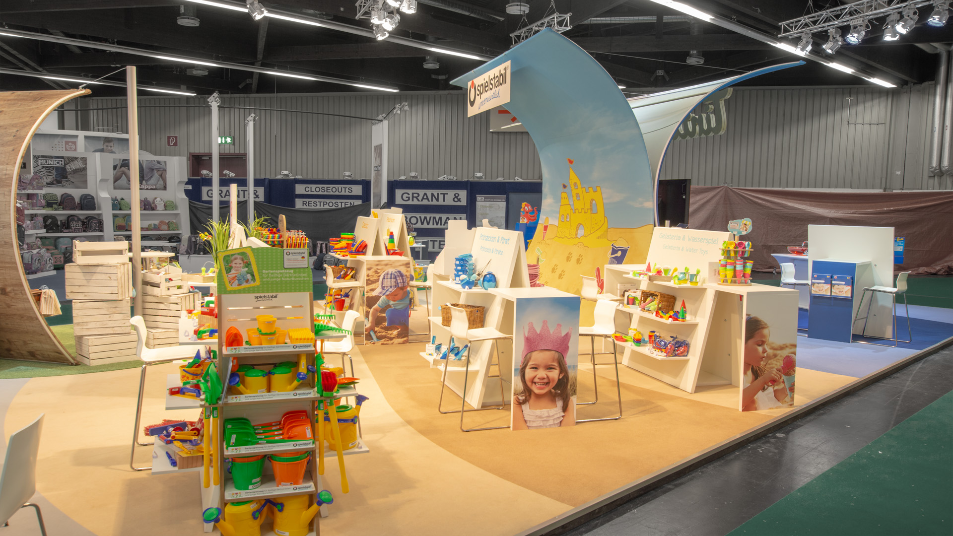 Messestand der Marke Spielstabil auf der Spielwarenmesse Nürnberg. Nachhaltiges Messekonzept mit textiler Stoffarchitektur, spielerischen Erlebnisbereichen und einer offenen Produktpräsentation, die die Themen Sand, Wasser und kreatives Spielen in den Mittelpunkt stellt.